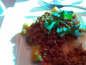 Gutes indisch-vegetarisch Gemüse, Linsen und Reis