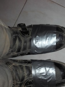 meine behelfsmäßig reparierten Stiefel - da geht sicher Wasser durch?