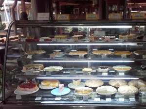 Eine bekannte Raststation auf dem Highway, herrliche Torten und Kuchen